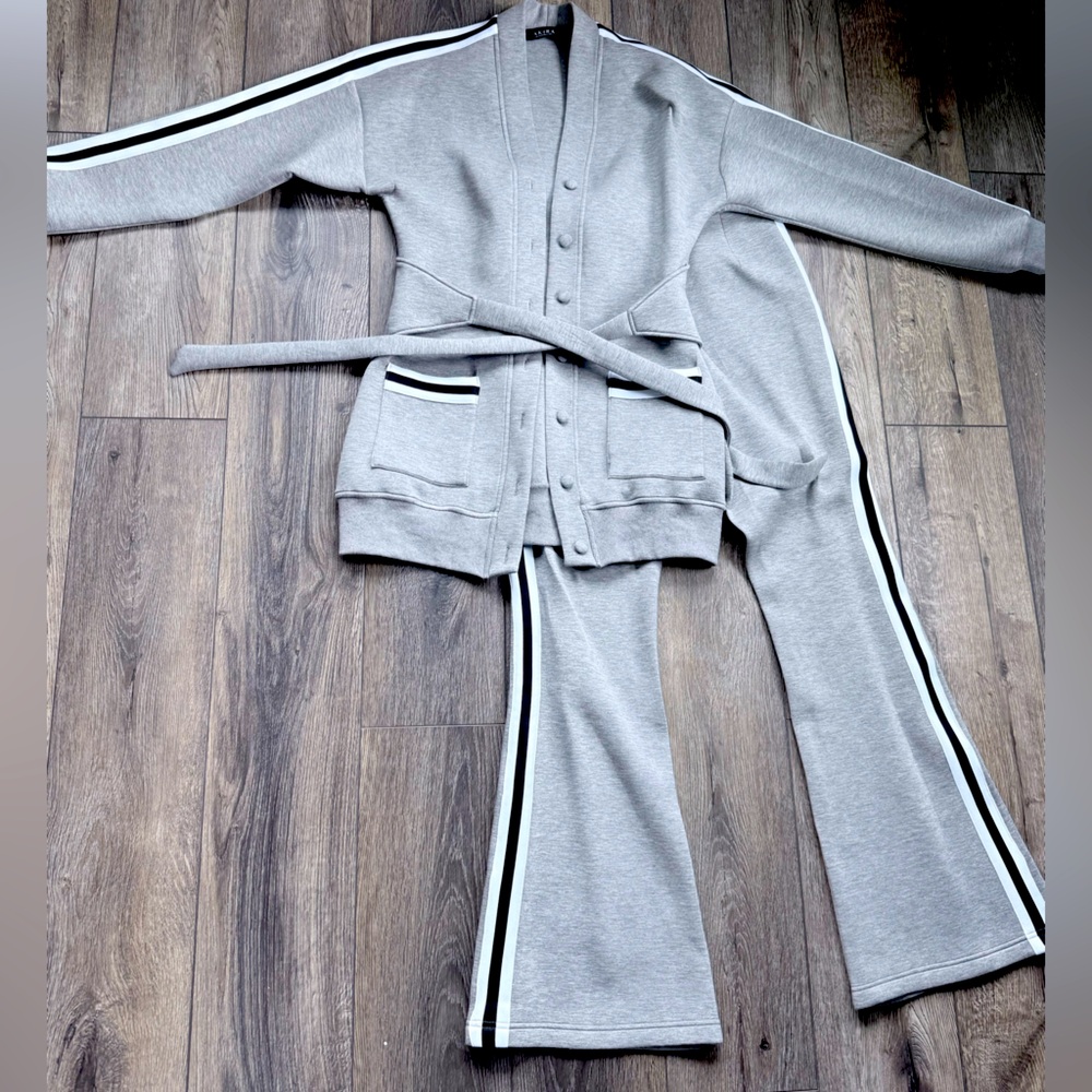 (NEW)Gray Knit Two-Piece Set with Black & White Stripes